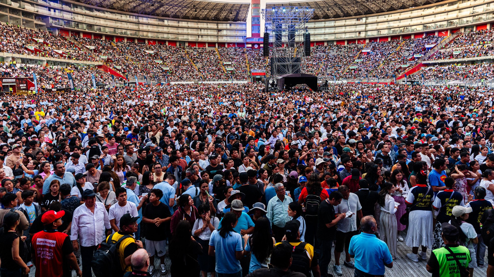 يتجه الآلاف إلى المسيح حيث يصل حدث فرانكلين جراهام الضخم إلى 90.000