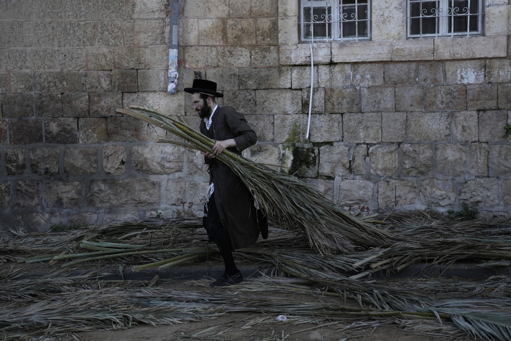 Israelis Celebrate Sukkot Amid War Plans; Biden Administration Sees Progress in Gaza Aid