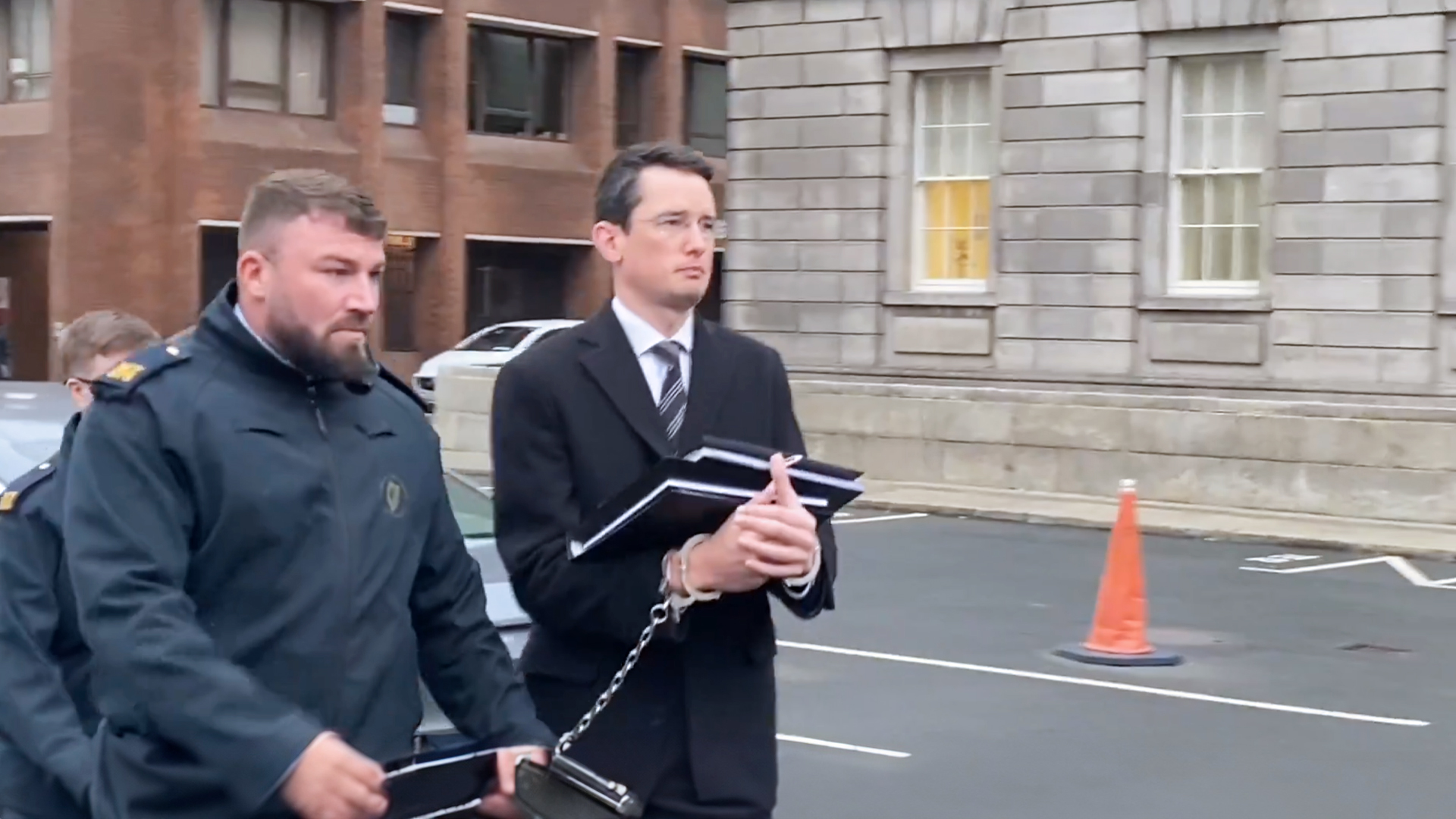 مدرس يقاتل من أجل وظيفته، وطالب يُسجن خلال عيد الميلاد في معركة بالضمائر