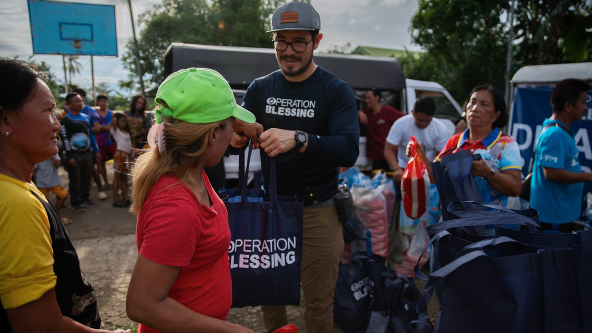 Operatie Blessing Races om dringende hulp te bieden aan overlevenden van opeenvolgende rampen op de Filippijnen