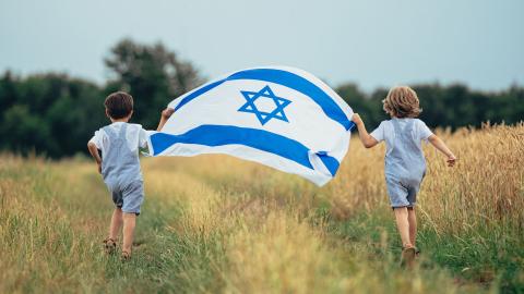 children running with Israeli flag