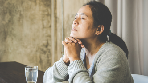 praying-bible-woman-1200.png